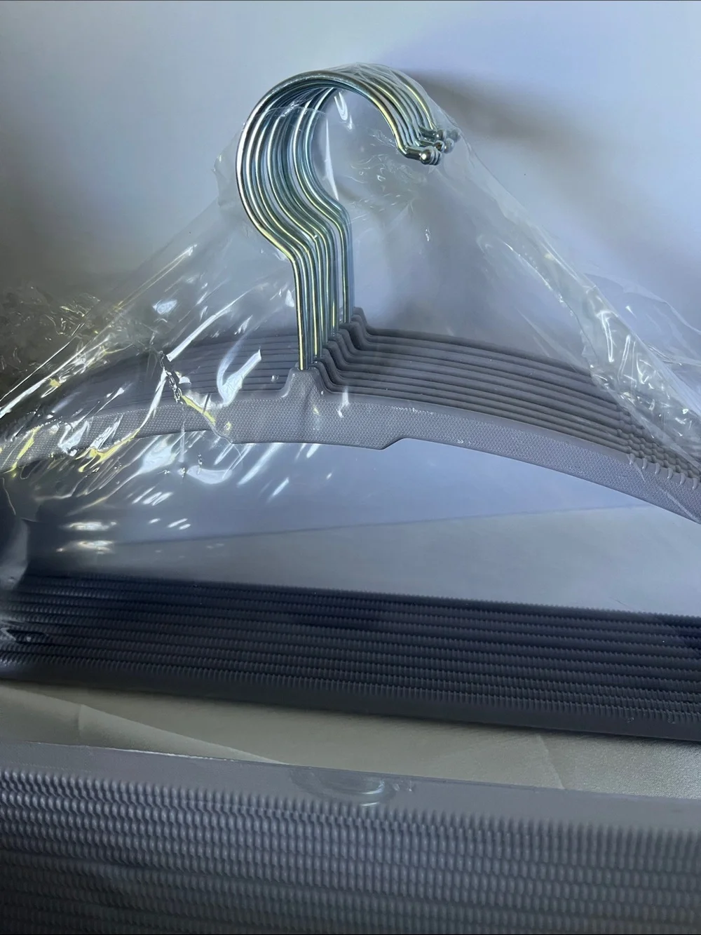 Plastic Hangers (Set of 25) - Grey - NO SHOULDER BUMP and NON SLIP - Picture 4 of 8